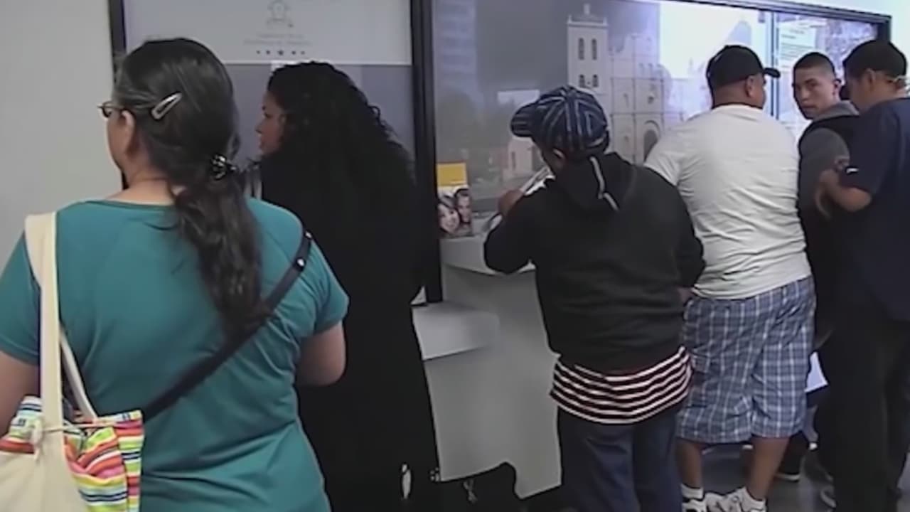 ¿Qué pasará con los salvadoreños con TPS que tienen un proceso de ajuste de estatus?