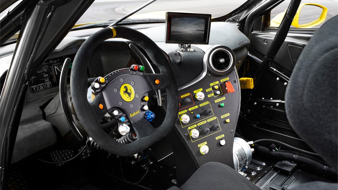 La transmisión del 488 Challenge es F1 DCT (con levas al volante), con una configuración de competición que le permite llegar, partiendo de cero, al máximo de revoluciones en cuarta marcha en solo seis segundos.