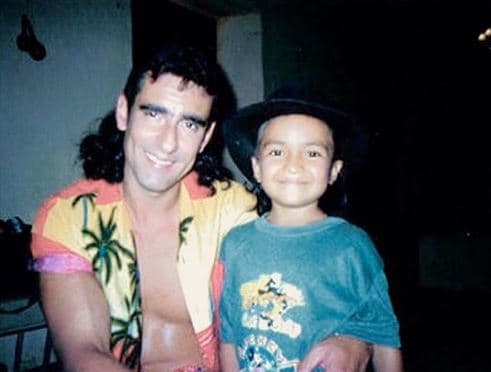 En octubre de 2016 el actor de origen colombiano publicó esta imagen de sus inicios en la actuación y se puede leer: "Pedro Coral y Pedrito Coral Jr. Acá comenzó todo en este mundo mágico y responsable frente a las cámaras [...]".