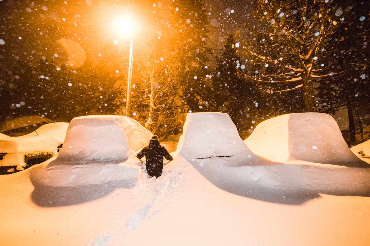 Esta es la imagen en un estacionamiento del campamento de invierno en las montañas de Mammoth, durante el domingo 3 de febrero.