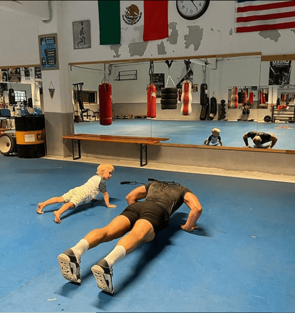 Mientras tanto, el luchador sigue preparándose físicamente.