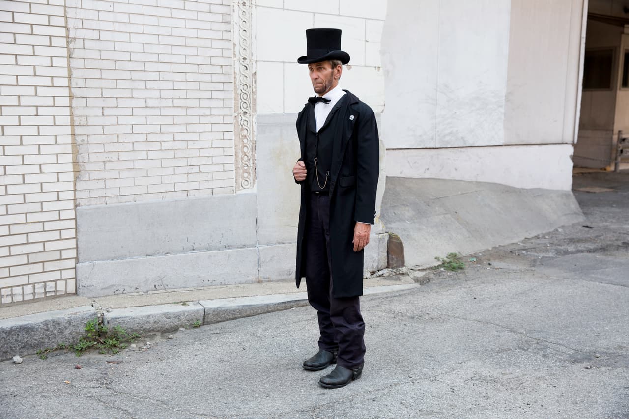 MARTES 19 DE JULIO. 4:45 PM. Un espontáneo, vestido de Abraham Lincoln espera muy cerca de la entrada del Quicken Loans Arena.
