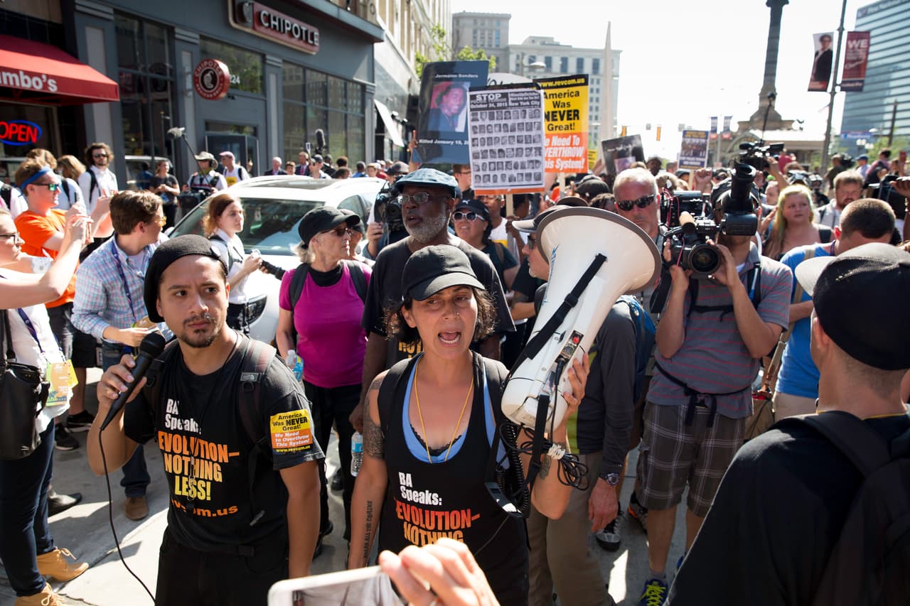 MARTES 19 DE JULIO. 5:08 PM. Una pequeña marcha en contra del partido republicano y Donald Trump pasa por la avenida Euclid, muy cerca del "Q", dónde está la convención.