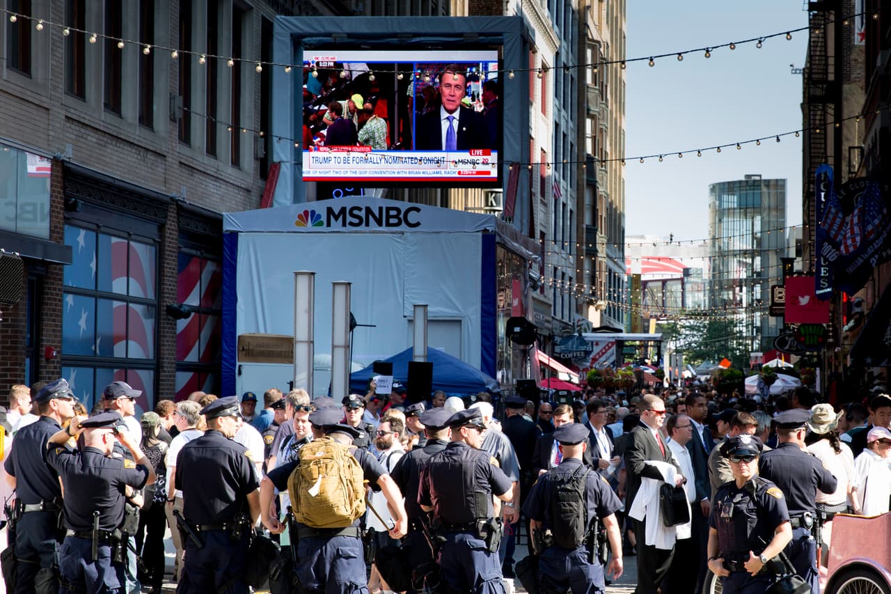 MARTES 19 DE JULIO. 5:21 PM. Esta pequeña calle va directamente al Quicken Loans Arena. Las marchas pasan justo al frente, pero la policía no permite que sea atravesada por protestas.