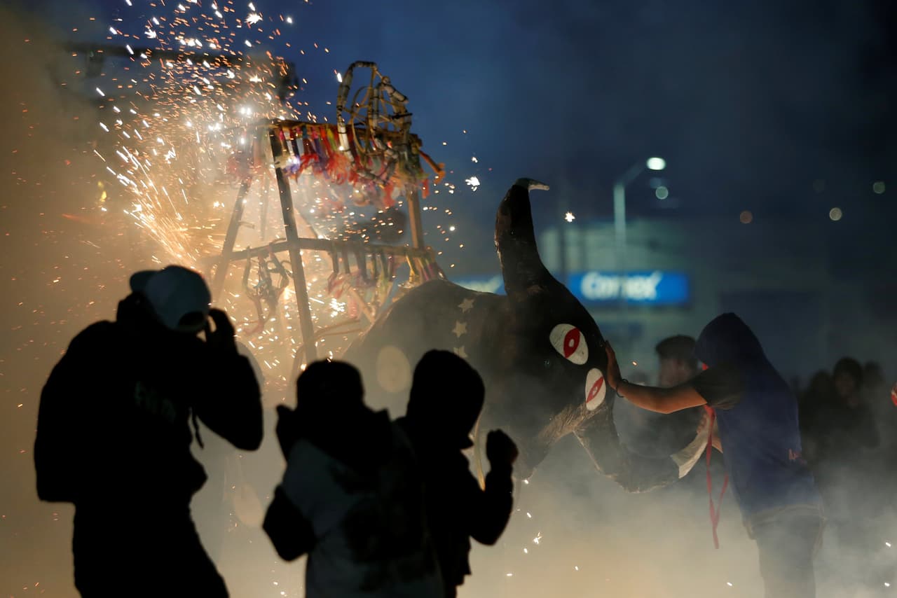 Residentes de Tultepec tocan el toro de la fiesta de este año, mientras explotan en su interior los fuegos artificales que dan vida al municipio. (Reuters)