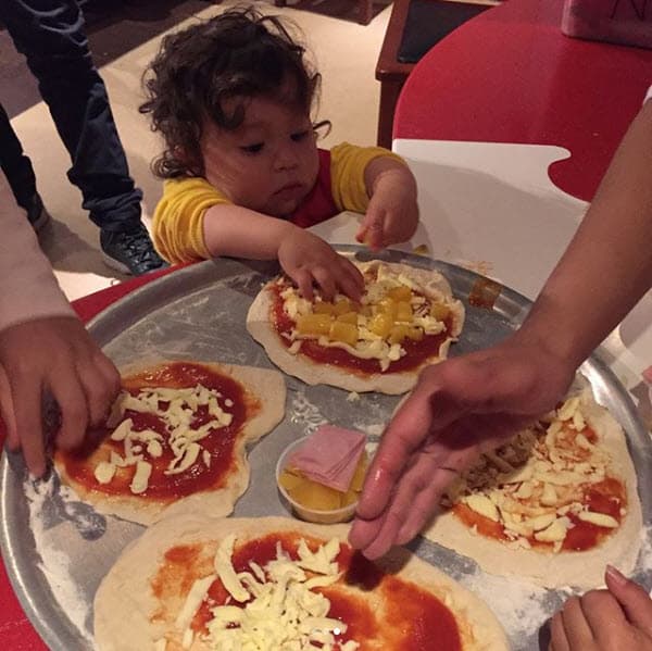 La orgullosa mamá no deja de compartir imágenes de Valentín en su cuenta de Instagram. Para la actriz, su primer hijo se ha convertido en "el mejor maestro de vida".