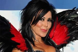 En el álbum de ‘La Guzmán’, ‘Flor de Papel’, ella le dedicó el tema ‘Hey Güera’ con el cual le daba un mensaje directo a Paulina de que se alejara de Erick.