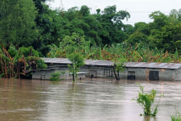 "Matthew", degradado a tormenta tropical, salió el sábado por el oeste de Honduras, tras ingresar el viernes por el este desde Nicaragua, con torrenciales lluvias en algunas regiones hondureñas y de Guatemala, aunque sin dejar víctimas.