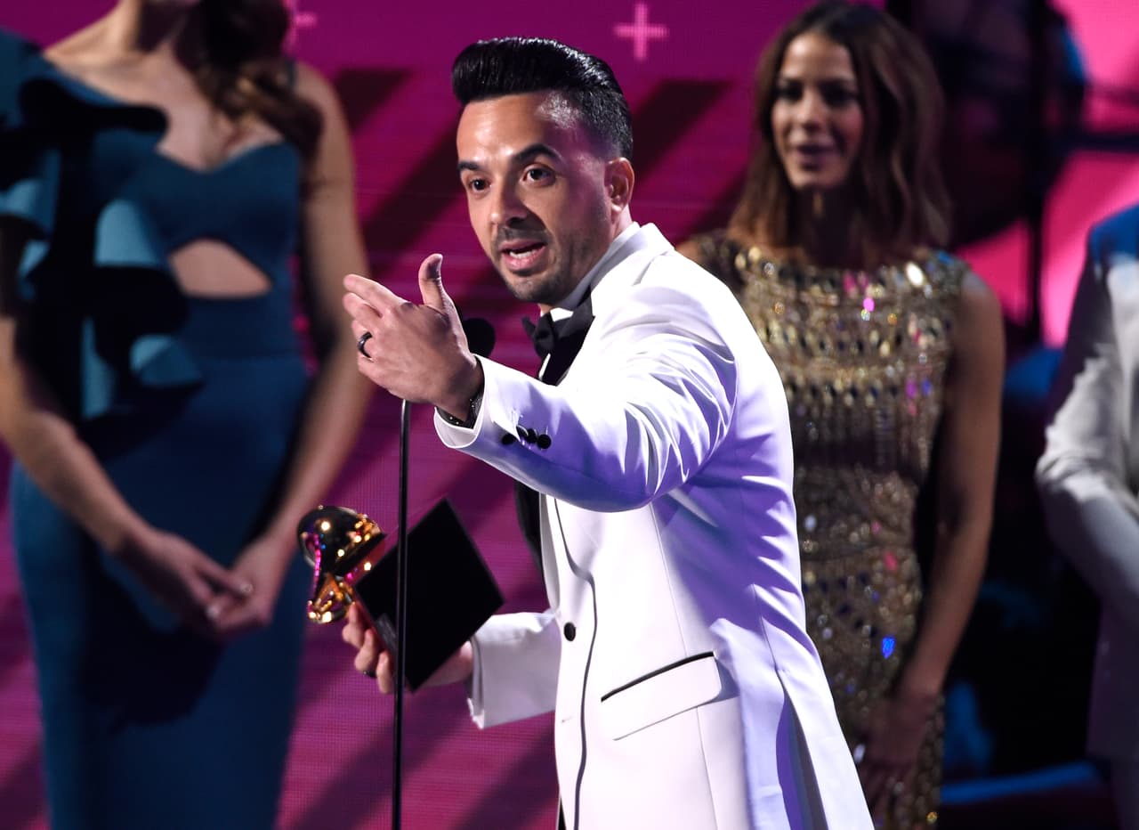 Luis Fonsi se hizo de tres trofeos en los Latin GRAMMY 2017 por 'Despacito', la canción más sonada de ese año.