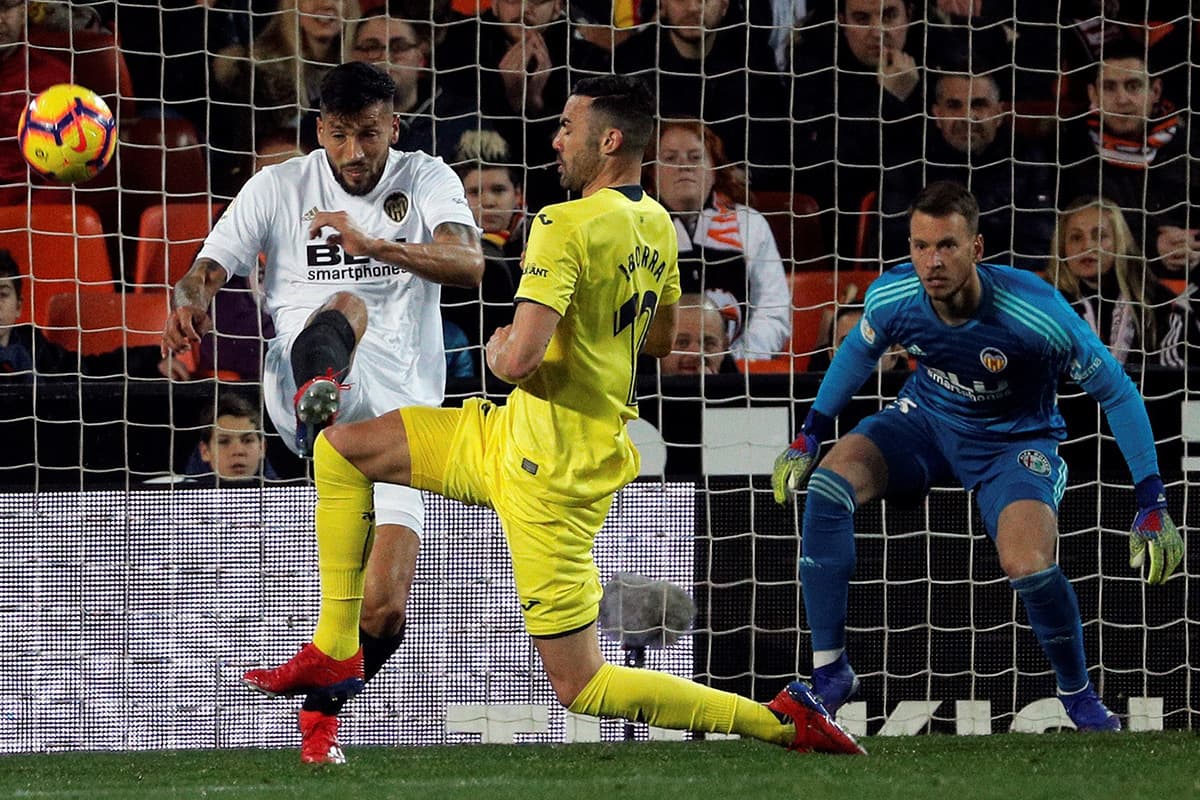 Ya en desventaja, los visitantes presionaron, como en esta acción de Vicente Iborra (centro) ante el argentino Ezequiel Garay (izquierda).