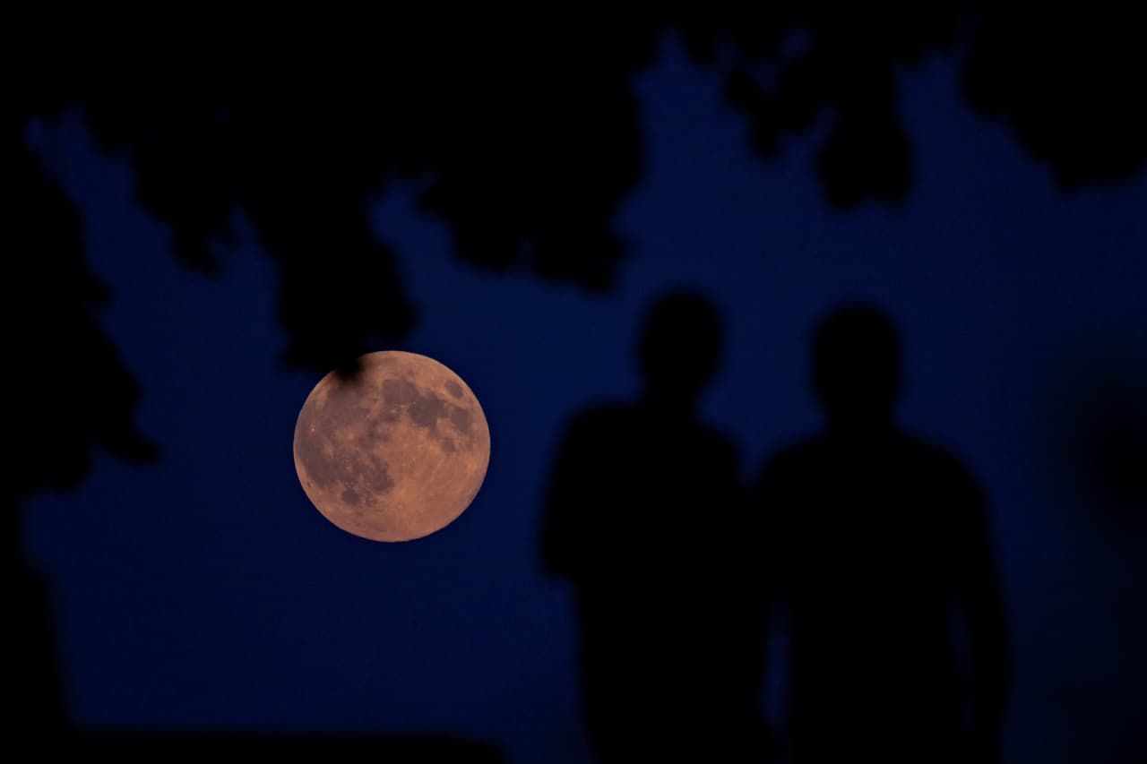 Puede ser la foto de cierta persona, o por ejemplo, un cigarrillo o copa de alcohol si quieres dejar el vicio. Si se te complica mucho, anota tu problema en un papel.