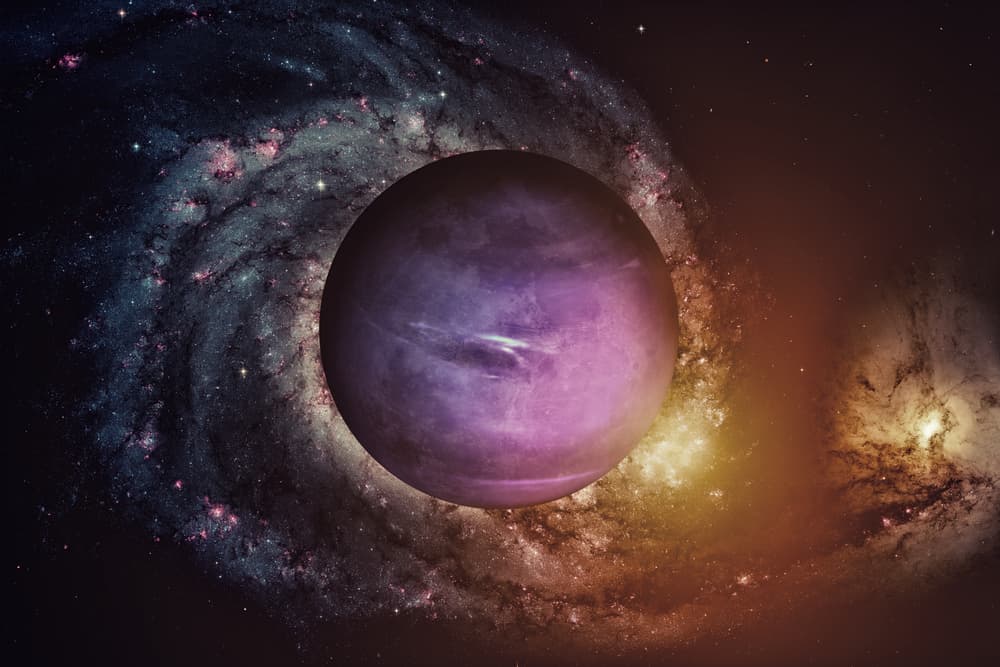 Algo similar ocurrió con el planeta Neptuno que antes de descubrirse en el año 1846 ya se suponía su existencia por la forma irregular que tiene la órbita de Urano.