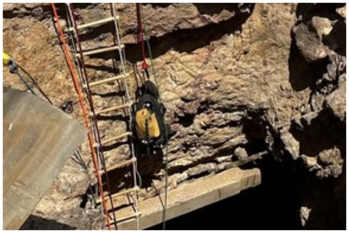 El hombre cayó 30 pies, tuvieron que buscar equipo para escalar con el que pudieron ingresar en el pozo.