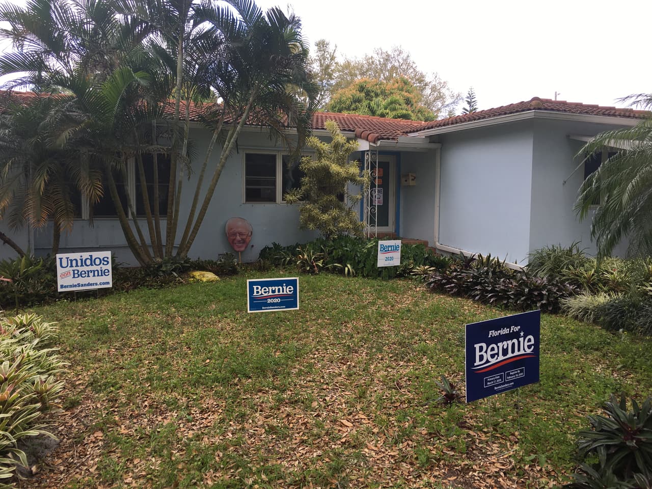 El jardín de la casa de AJ Nichols en el norte de Miami, apodado el 'Bernie Barn' (Granero de Bernie), tiene varios carteles que dicen 'Bernie 2020' y 'Unidos con Bernie', así como una foto de la cara del senador de Vermont.