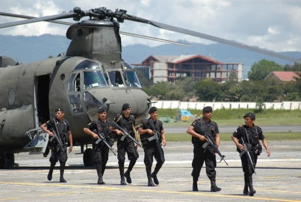 Un helicóptero de la Administración Antidrogas estadounidense (DEA) apoyo a las fuerzas antidrogas de Guatemala. Ortiz fue aprehendido junto con dos lugartenientes, Luis Héctor Villalobos Mazariegos y Gerson Medardo Paz.