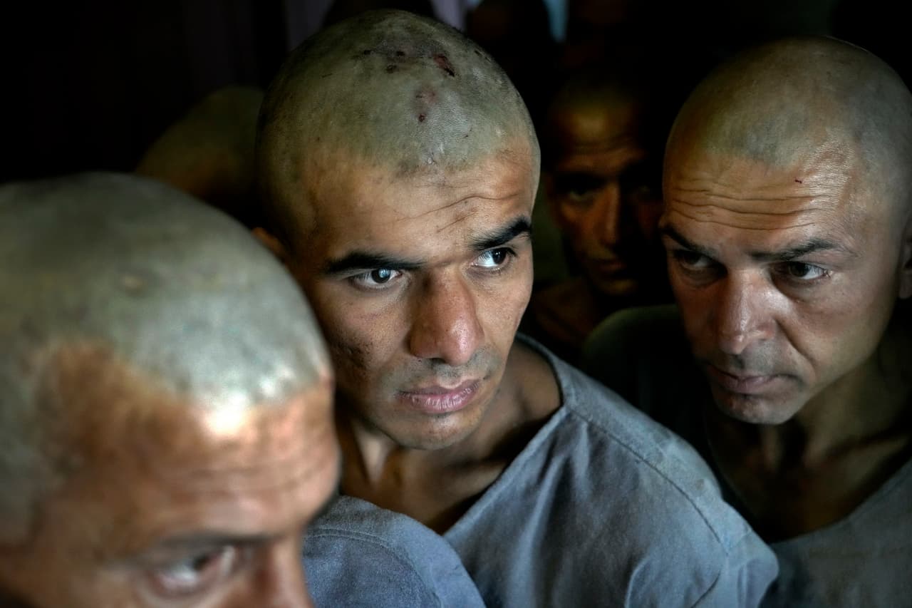 A principios de este verano, los combatientes talibanes irrumpieron en dos áreas frecuentadas por usuarios de drogas: una en la ladera y otra debajo de un puente.
<br>
<br>Reunieron a unas 1,500 personas que fueron llevadas al Hospital Médico Avicena para Tratamiento de Drogas, una antigua base militar de Estados Unidos.
<br>