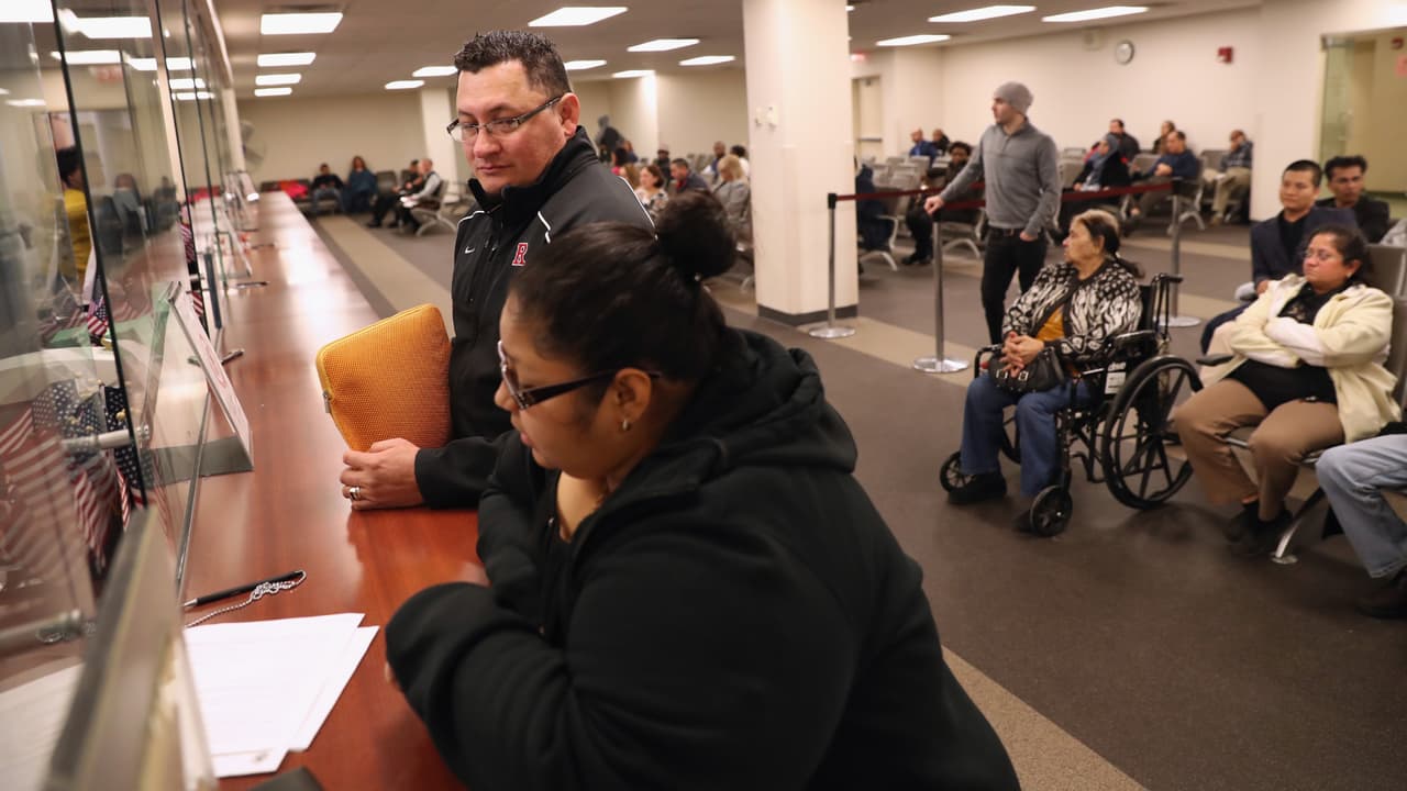 Posible demanda tras congelación de solicitud de residencia para cubanos que entraron por parole