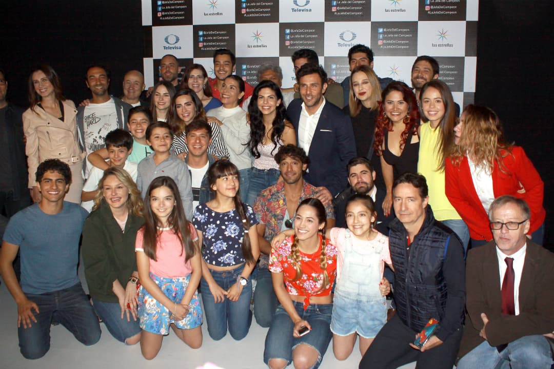 El papel de 'El campeón' corrió a cargo de este último actor, quien dio vida a 'Rey' Bravo Menchaca. Los personajes antagónicos fueron interpretados por Claudia Ramírez, Marisol del Olmo y Alberto Agnesi. En esta historia también actuaron Vanessa Bauche, Alejandra Robles Gil y el primer actor Édgar Vivar