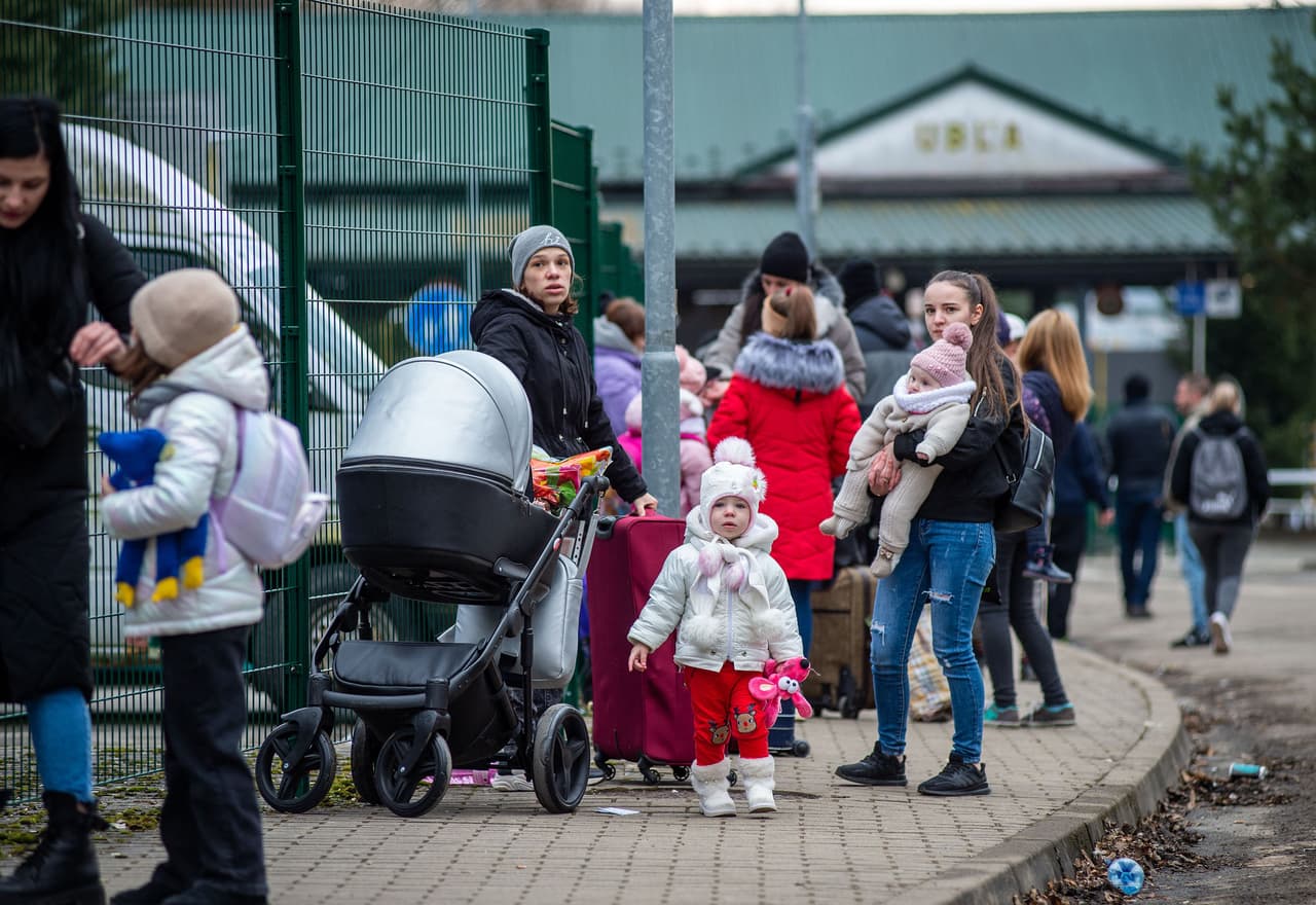 Mujeres y niños ucranianos después de cruzar la frontera hacia Eslovaquia el 25 de febrero, cerca de la ciudad ucraniana de Welykyj Beresnyj. Según la presidenta de Moldavia, en las últimas 24 horas, más de 16,000 personas han entrado en Moldavia procedentes de Ucrania.