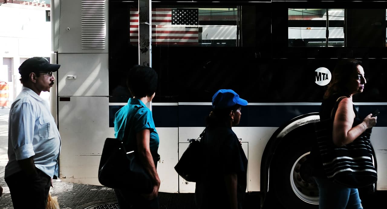 Los inmigrantes se están bajando del transporte público y eso no es algo bueno