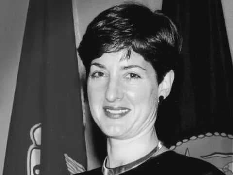 Una foto de Ana Belén Montes durante su época de trabajo en la Agencia de Inteligencia de Defensa (DIA), el brazo de inteligencia de alto secreto del Pentágono.