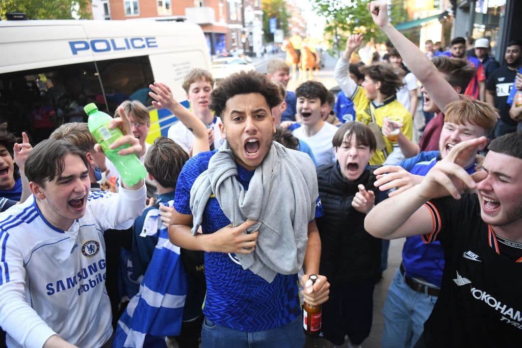 Los aficionados del Chelsea salen de sus casas para celebrar en las calles su segundo título de la UEFA Champions League.