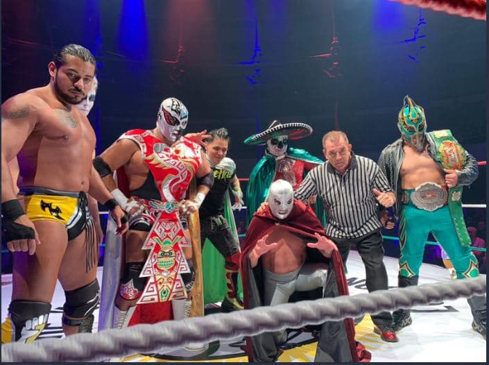 Silver King (segundo a la izq), cuyo nombre real era 
<b>César González</b>, sufrió un paro cardíaco, ante el luchador Juventud Guerrera, durante la función en el Round House de Londres.