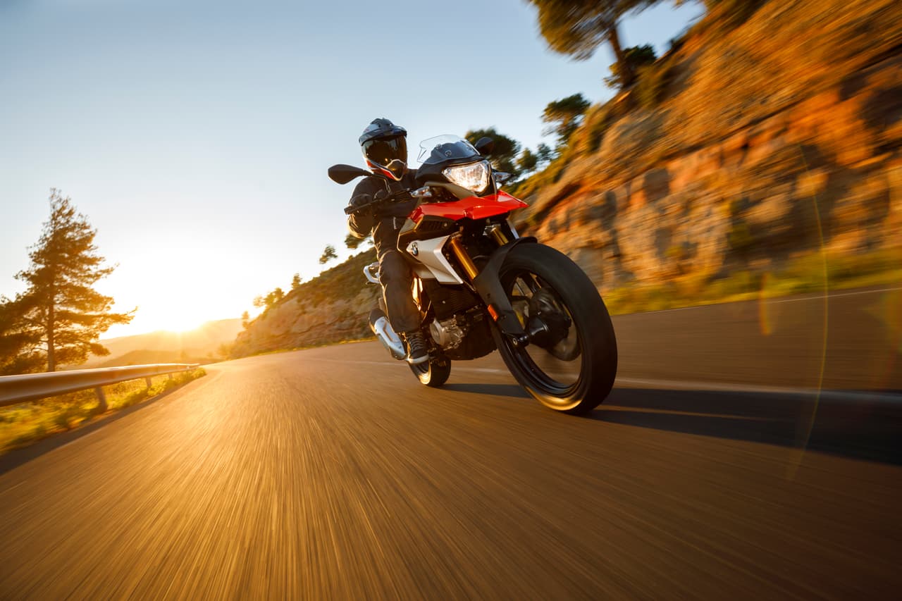 Tratamos de mantener el manejo sobre esta motocicleta sobre el concreto, ya que los neumáticos tienen cierta capacidad para andar sobre gravilla o tierra suelta, pero su mejor desempeño ocurre sobre asfalto.