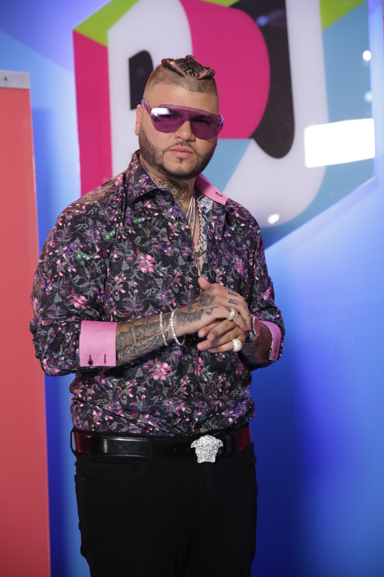 Así es como vimos desfilar a Farruko, con un atuendo conformado por camisa negra con diseños florales, así como un pantalón color neutro.