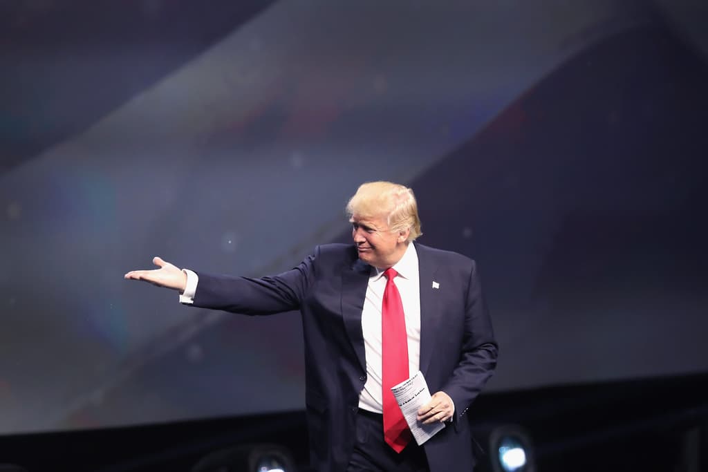 Trump cambia el tono en materia de inmigración en encuentro con líder ...