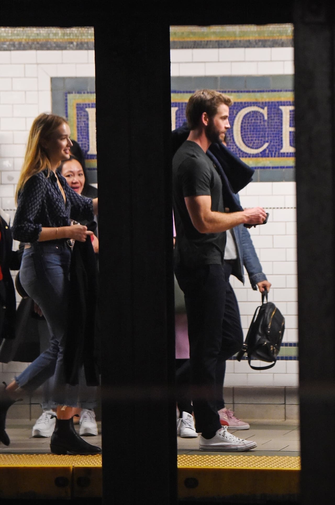 Aunque el informante aseguró al portal que "no ha estado saliendo con nadie", este viernes se dieron a conocer fotografías -como esta- que muestran lo contrario.