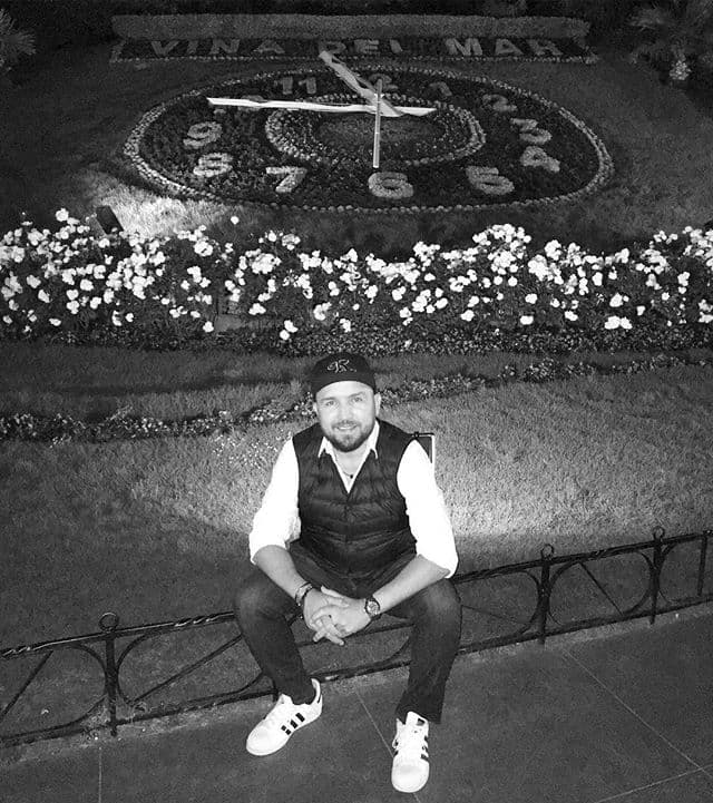 Aún estando de gira con El Recodo, Poncho se da tiempo para visitar lugares emblemáticos.