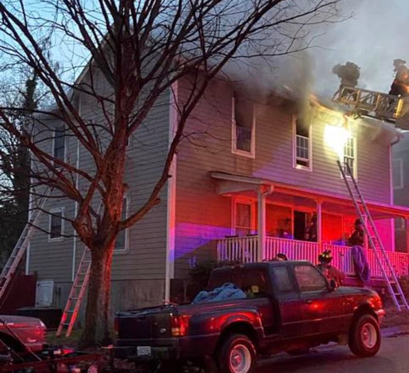 Se incendia casa de dos pisos en Durham, bomberos rescatan a cinco personas, una de ellas sufrió heridas leves
