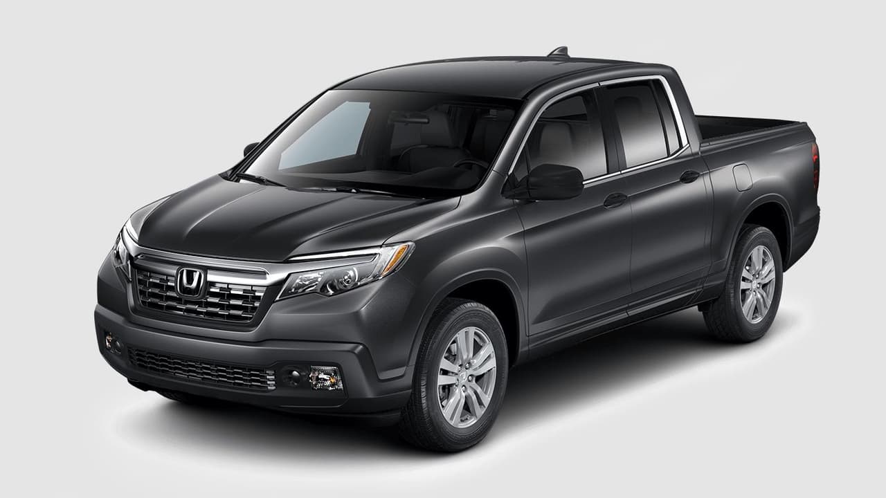 <b>Honda Ridgeline 2WD RT 2017</b>
<br>Precio de venta sugerido por el fabricante: 
<b>29,475 dólares</b>
<br>(no incluye gastos de destino y despacho)
<br>
<br>El único modelo de la camioneta pickup mediana 
<b><a href="http://www.univision.com/noticias/a-bordo/la-nueva-ridgeline-2017-es-prueba-de-que-honda-no-es-sorda-a-la-critica" target="_blank">Ridgeline de Honda</a> </b>con un precio por debajo de la frontera de los 30,000 dólares es el modelo básico RT por lo que la tracción integral no es una opción en el precio que nos hemos impuesto. Sin embargo esta camioneta muy bien equipada que cuenta con un motor V6 de 3.5 litros que produce 280 caballos de fuerza y un baúl cerrado incorporado a la caja de carga.
<br>