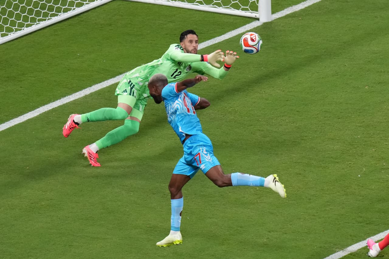 El portero de Colombia, Camilo Vargas (12), realiza una atajada ante el jugador del Congo Cedric Bakambu (17) durante el partido de fútbol del Grupo K de la Copa del Mundo entre Colombia y el Congo en Zapopan, cerca de Guadalajara, México, el martes 23 de junio de 2026.
