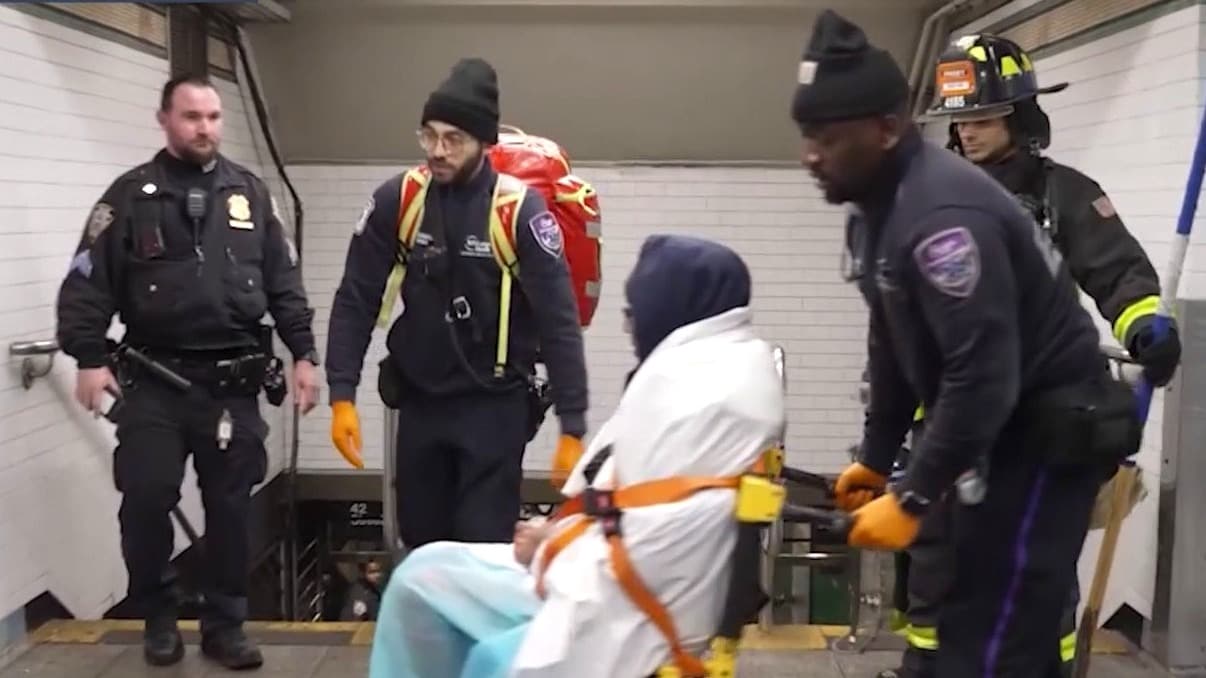 Jóvenes prenden fuego a desamparado en estación del metro en Manhattan