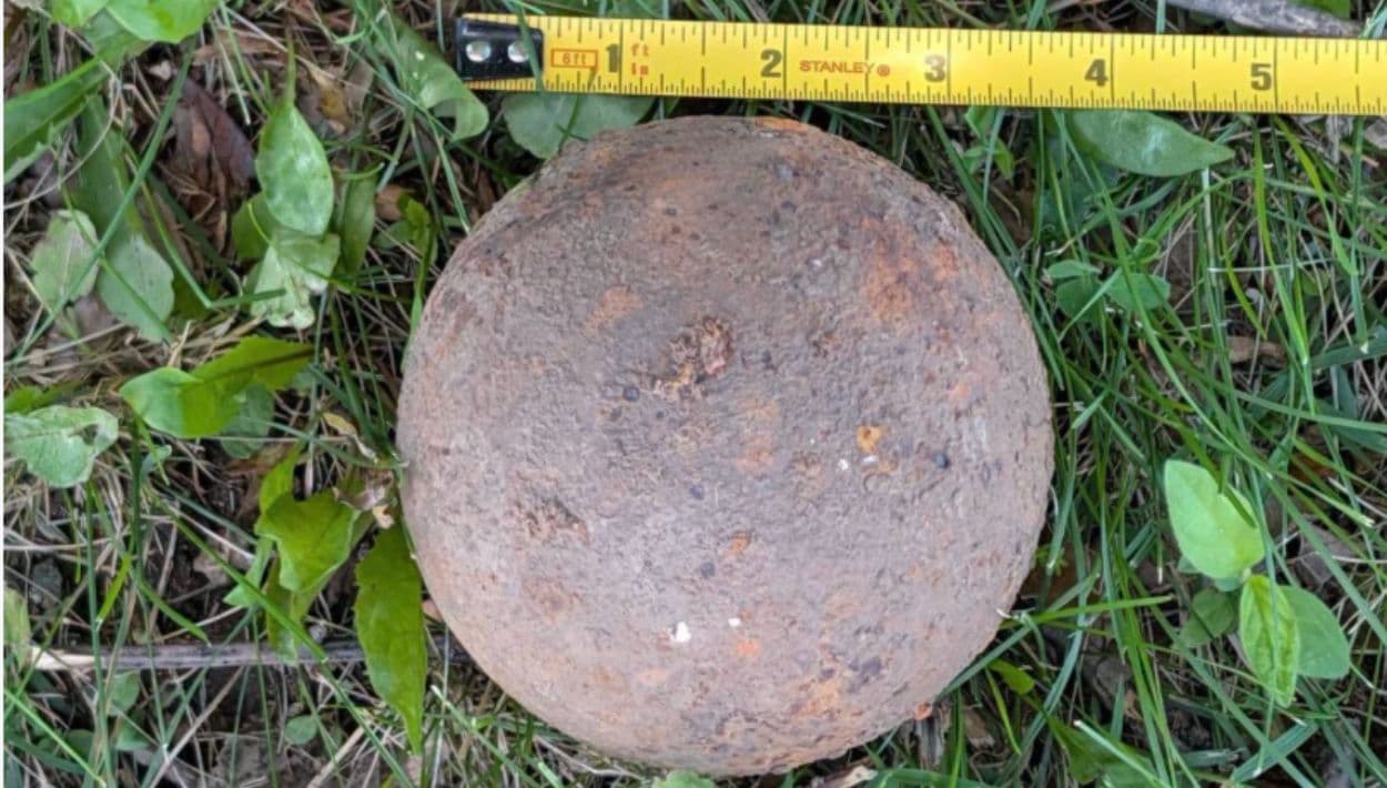 Hombre encuentra una antigua bala de cañón de guerra en su jardín en Middletown y moviliza escuadrón antibombas