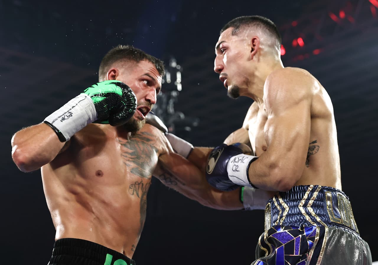 La pelea se hacía complicada, ambos estaban castigados, pero el combate no terminaba de explotar.