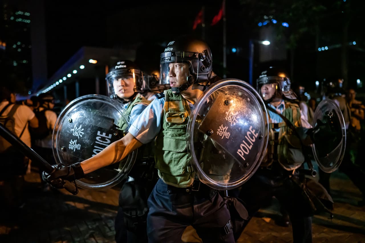 La policía antidisturbios rodeó el Parlamento de Hong Kong este lunes después de que las autoridades confirmaran que seguirán adelante con la polémica propuesta de ley. Lo que comenzó el domingo como una protesta pacífica a través del centro financiero se convirtió en violenta esta madrugada, cuando varios cientos de manifestantes se enfrentaron con la policía, que respondió con porras y gases lacrimógenos.