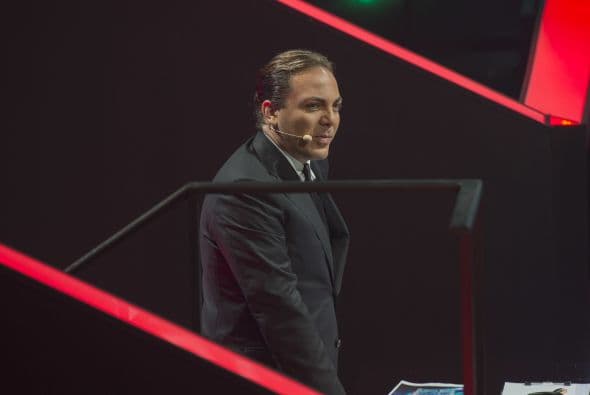 Caras graciosas, bromas, muestras de afecto y selfies con los fans, de todo pasa en el backstage y los famosos lo saben. Mira todo lo que no pudiste ver en la gala cinco de Me Pongo De Pie.