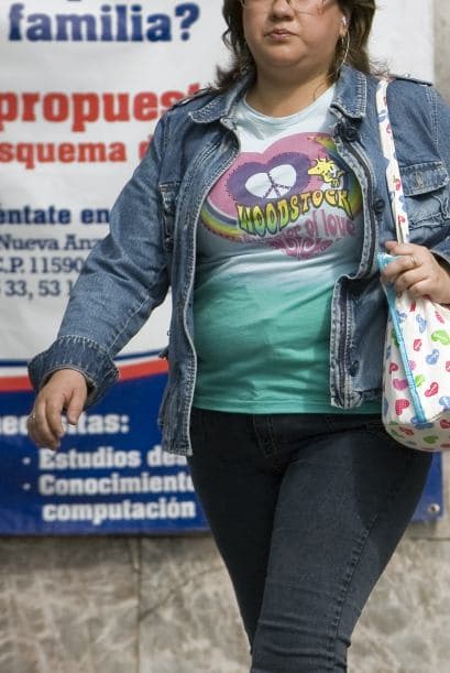 La obesidad es más que un asunto estético, pues disminuye seis años el promedio de vida de las mujeres y 7.2 años el de hombres, además tiene implicaciones genéticas, económicas, sociales y es generadora de una gran carga de discriminación y estrés para quien la sufre.