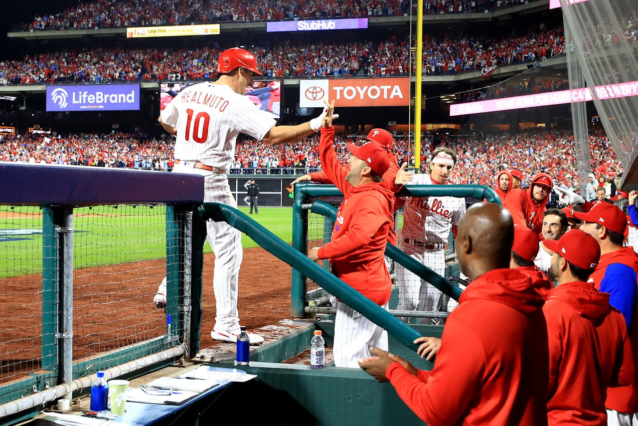 <b>JT Realmuto</b> #10 reacciona después de su
<b>jonrón solitario</b> durante la séptima entrada contra los Padres de San Diego en el cuarto juego de la Serie de Campeonato de la Liga Nacional en el Citizens Bank Park el sábado, 22 de octubre de 2022 en Filadelfia, Pensilvania.