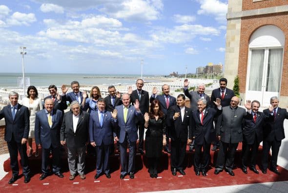 El vicecanciller ecuatoriano Kintto Lucas habló de lo que Unasur significa para el país 'se ha convertido en una garantía política de defensa de la democracia en la región, más allá del signo ideológico del gobierno que sea, sobre todo porque se ha fortalecido políticamente con su propia actuación y en un intercambio mucho más fluido entre los gobiernos de los distintos países'.