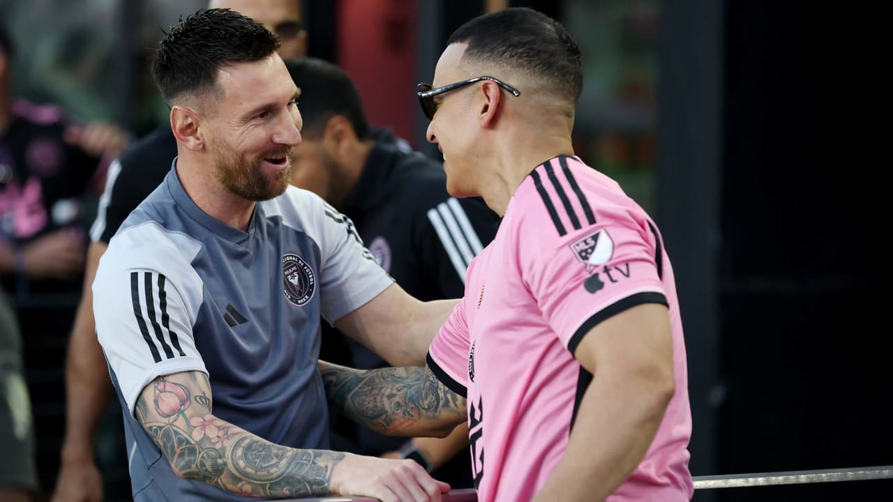 Lionel Messi y el efusivo saludo con Daddy Yankee