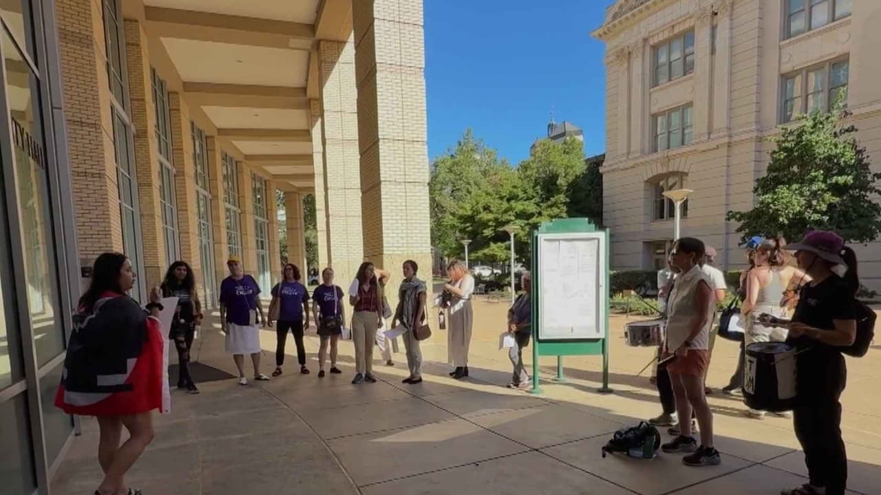 Activistas exigen que Sacramento cumpla su promesa de ciudad santuario y mayor rendición de cuentas