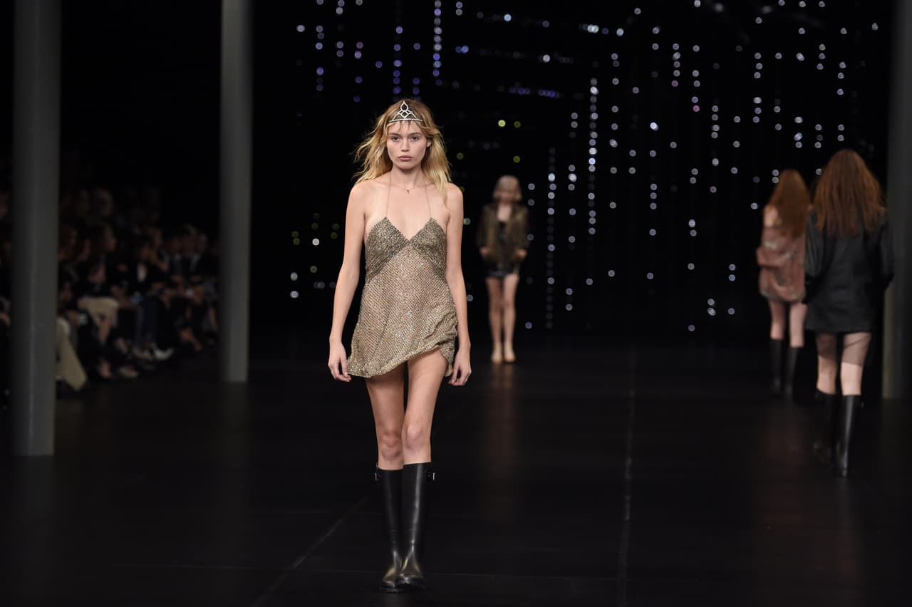 Angélica Gallón S. | Como todas querrán estar más bien ligeras de ropa durante el Festival Ultra, para poder, claro, lidiar con el calor todo el día, la pieza ideal parece ser es el "slip dress", que no es más que un vestido que parece un camisón para dormir. Saint Laurent lo puso con botas de caucho y coronita. Siempre se puede apostar por tener lo que nadie más se atreve a llevar, estas son algunas ideas que te sugerimos.