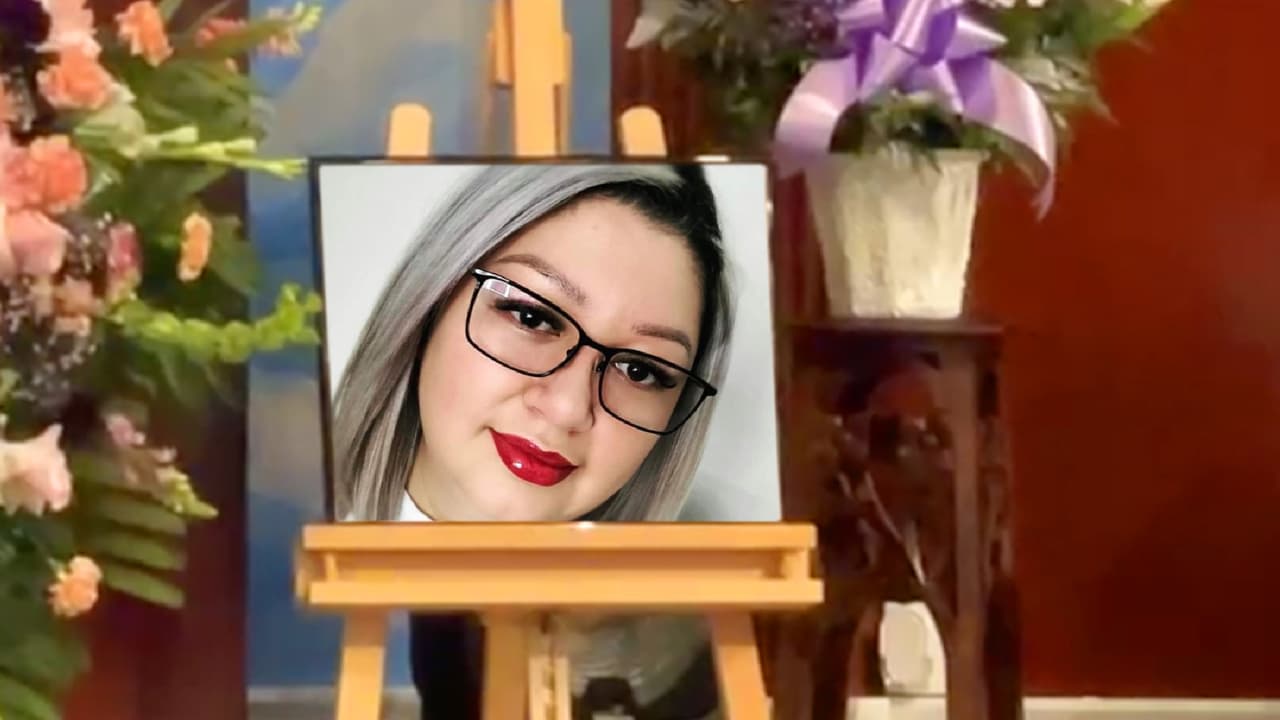 <b>JULIO 2023</b>
<br>
<br>A 
<b><a href="https://www.univision.com/local/houston-kxln/asesinato-cynthia-camarillo-houston-santiago-vallejo-jr" target="_blank">Cynthia Camarillo,</a></b> de 38 años, sus familiares cercanos la recuerdan como una madre responsable, muy sabia para hacer las cosas, que cuidaba mucho a sus hijos, independiente y trabajadora. 
<br>
<br>Ella fue baleada a muerte el jueves 20 de julio afuera de su casa, al noreste de Houston, mientras su hijo de 14 años estaba en el interior.
<br>
<br>Santiago Vallejo Jr., novio de la víctima, confesó que le disparó en un arranque de celos.