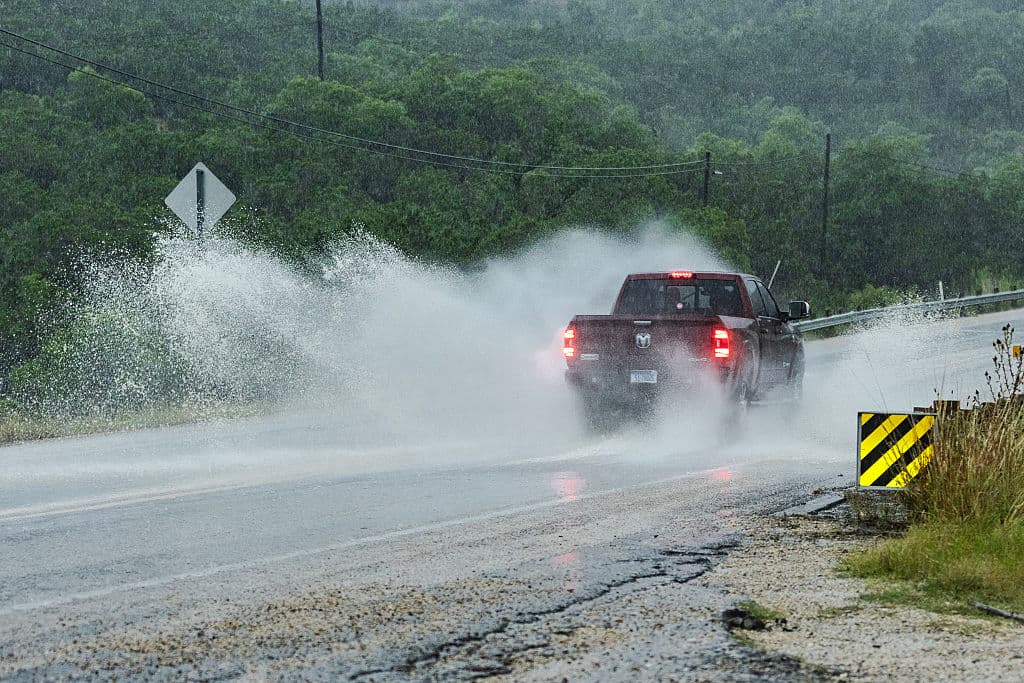 Cerca del mediodía, 
<b>la lluvia comenzó a cesar en Kerrville</b>, donde a pesar de las alertas, hubo conductores que salieron a las vías, donde
<b> pequeñas inundaciones</b> complicaban avances en la ruta.