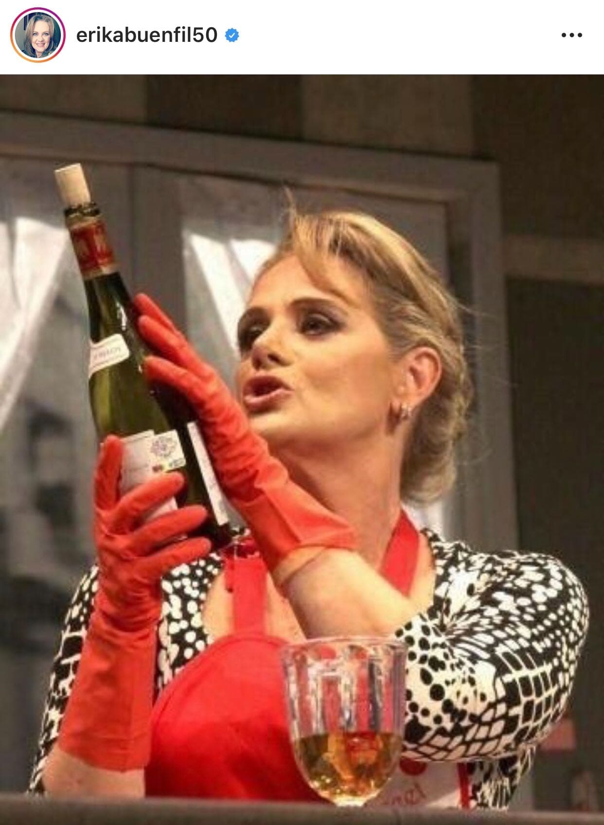 "Tengo
<b> <a href="https://www.univision.com/delicioso/recetas-faciles" target="_blank">muchos años cocinando</a></b> gracias a mi abuelita, empecé prácticamente como a los 11 años de edad", menciona Buenfil en el primer video que publicó en su canal.