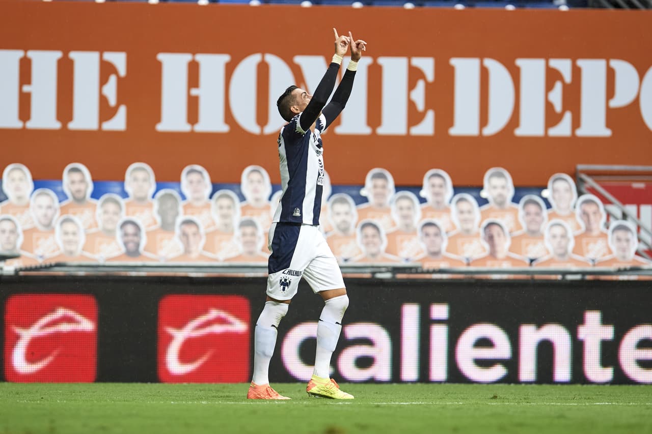 Rogelio Funes Mori aprovecha el descuido en la defensa para abrir el marcador en el Gigante de Acero.